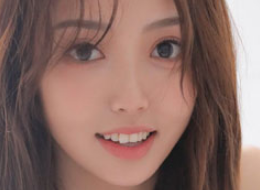 男扮女装打扮成美丽的女人