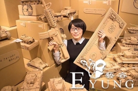 日本妹子将废弃纸板做成模型，是可以被称为杰作的艺术品