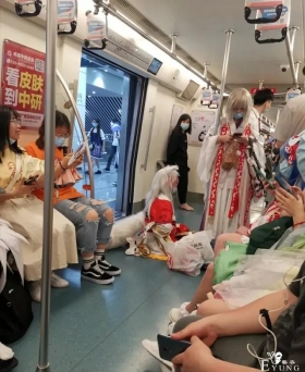 穿cos服乘坐地铁惹争议，我还是觉得cosplay应该分场合