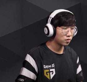 银河战舰翻船了！S10首支提前出局的豪门诞生，队员现场掩面