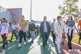 同走健康大道 倡导健康生活 海宁300人环行鹃湖