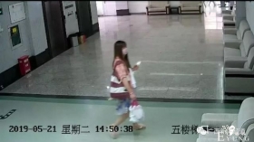 辣眼睛！男子穿女装潜入广西某高校图书馆，疑做出不雅动作…