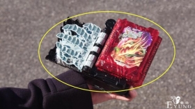 假面骑士Saber元素龙变身赏析，字典魔法书，两条龙撕咬变身